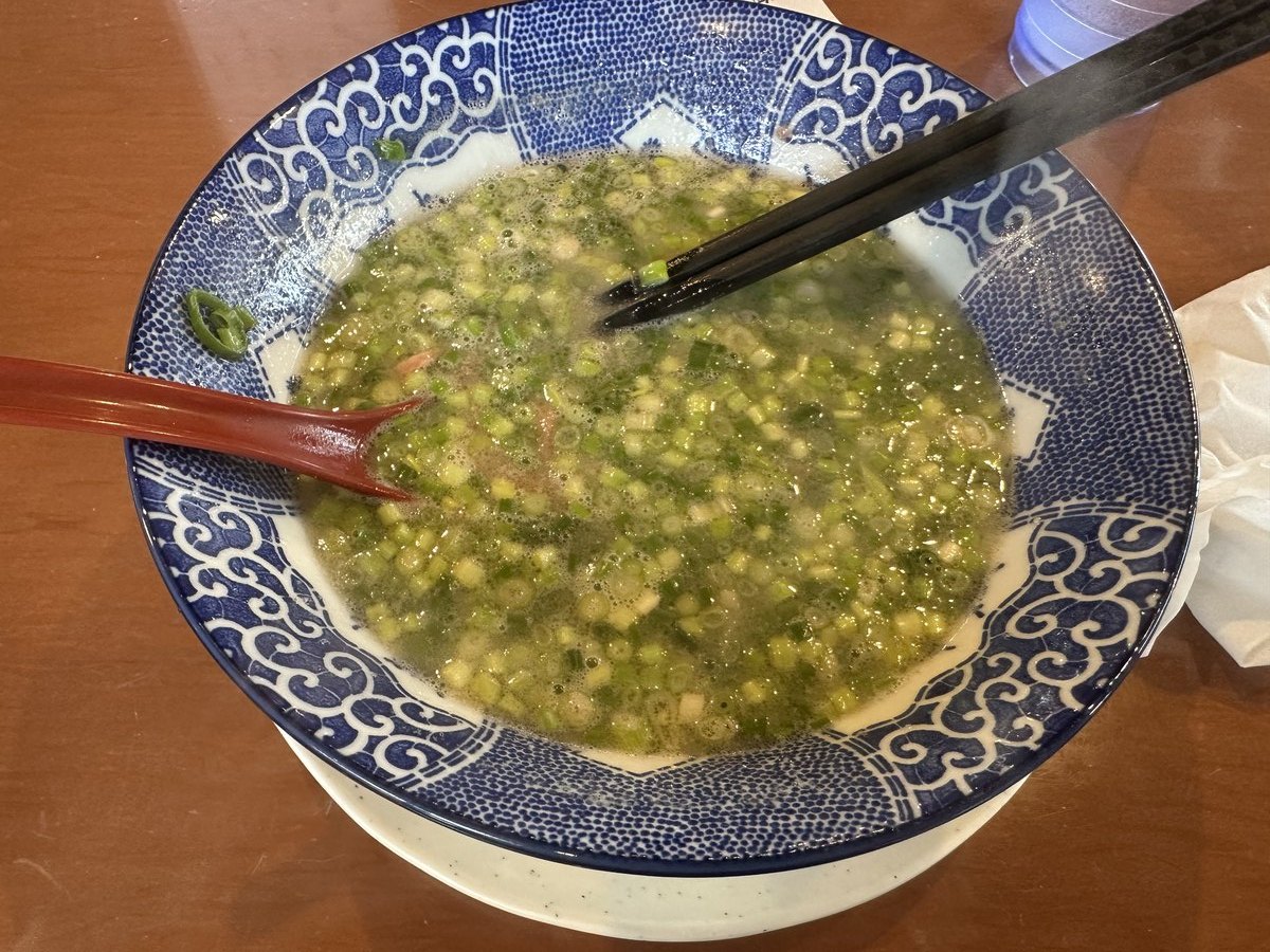 麺を食べ終えてスープを残したラーメンの実物写真